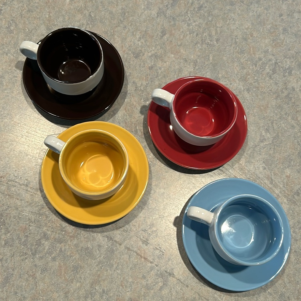 Imusa set of 4 espresso cups with saucers. Metal storage rack included.
